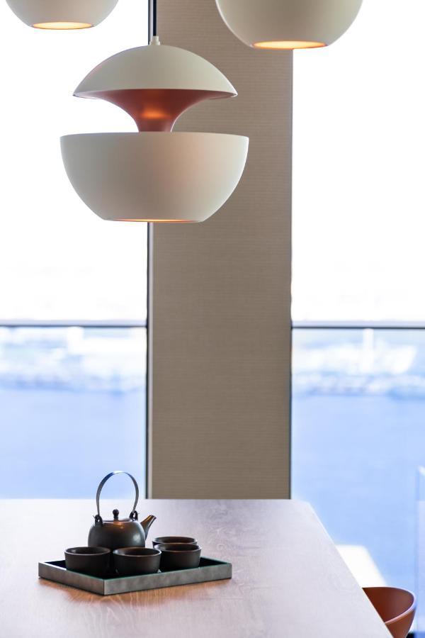 Oakwood Suites Yokohama 요코하마 외부 사진 Detail of the column