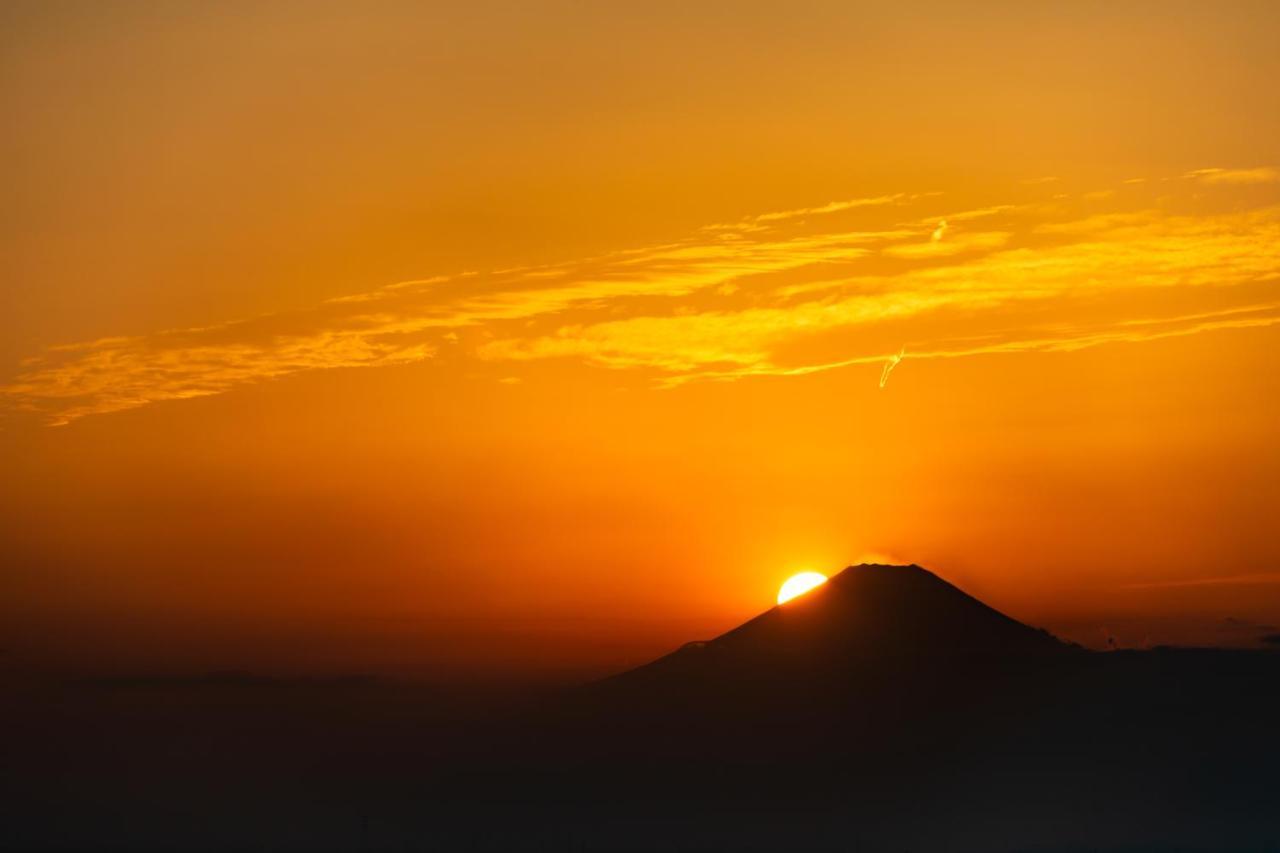 Oakwood Suites Yokohama 요코하마 외부 사진 Sunset over Mount Apo