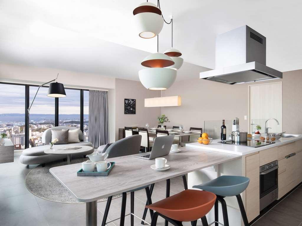 Oakwood Suites Yokohama 요코하마 객실 사진 A modern kitchen