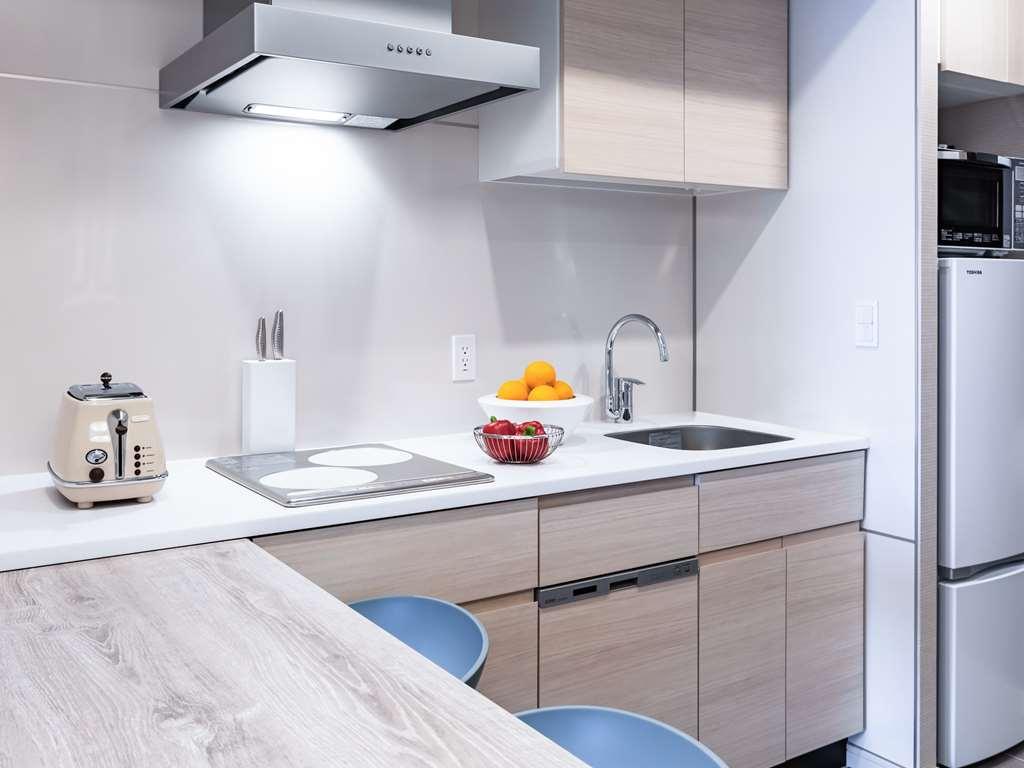 Oakwood Suites Yokohama 요코하마 외부 사진 A typical kitchen in a student residence hall at the University of Waterloo